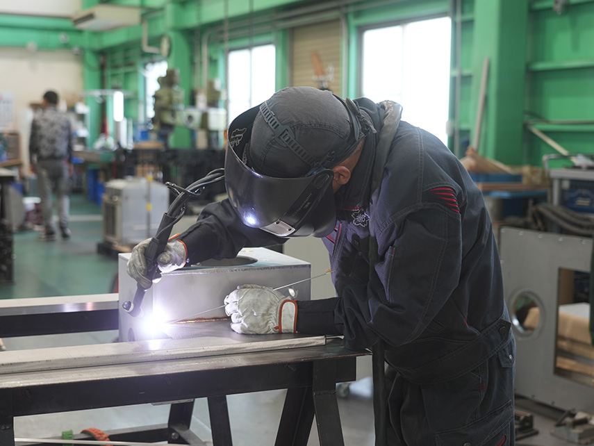 複数の技術者による溶接作業